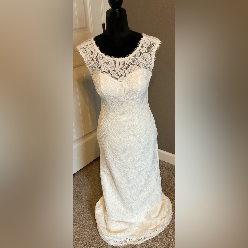 Chic Ivory Lace Bridal Gown